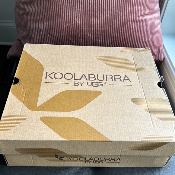 LIKE NEW Koolaburra by UGG Black Boots - Picture 8 of 9